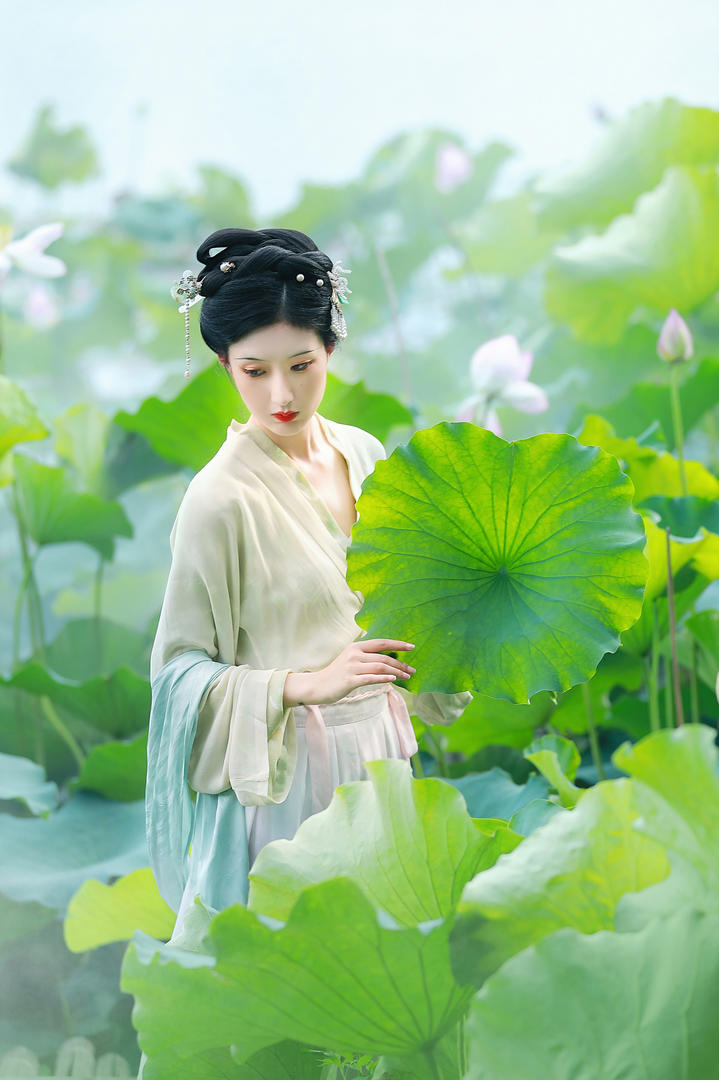 荷花池中的唯美清纯古装美女艺术照欣赏