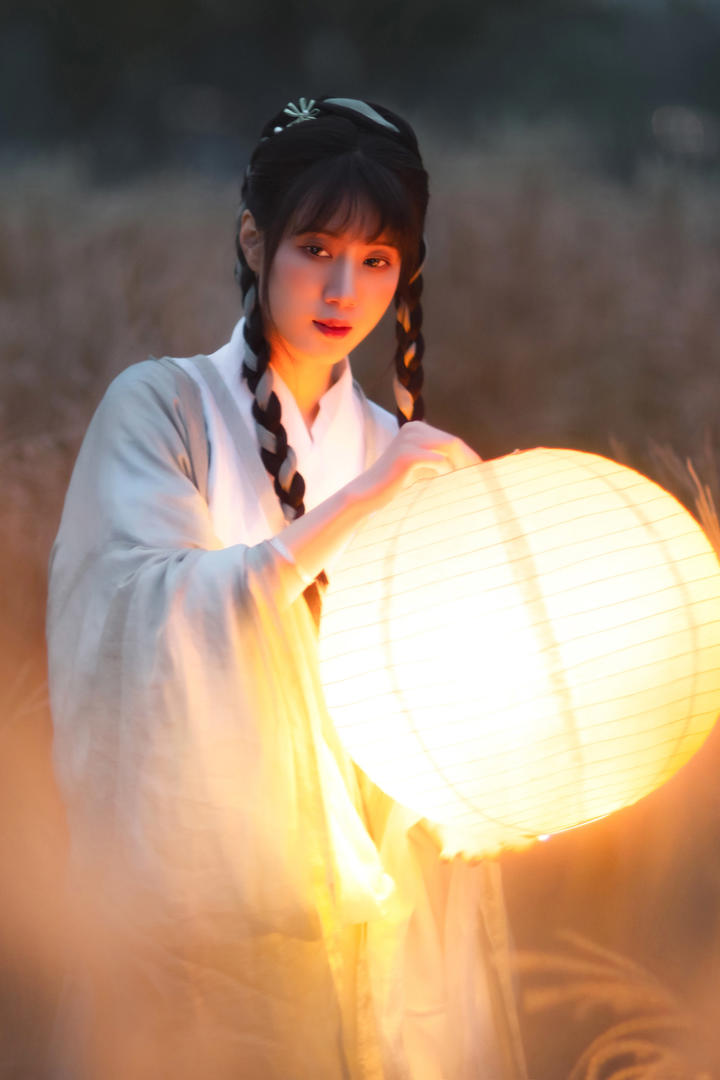 夜幕下打着灯笼的古装汉服美女艺术照欣赏