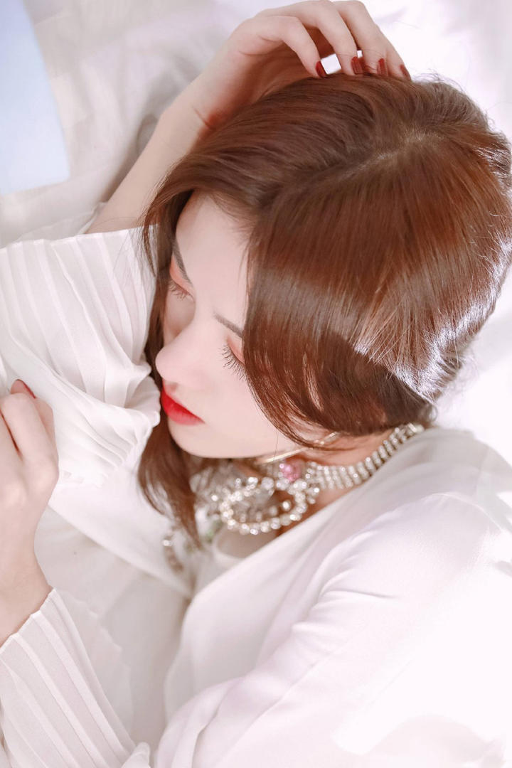 枕着手睡觉的中国美女明星鞠婧炜