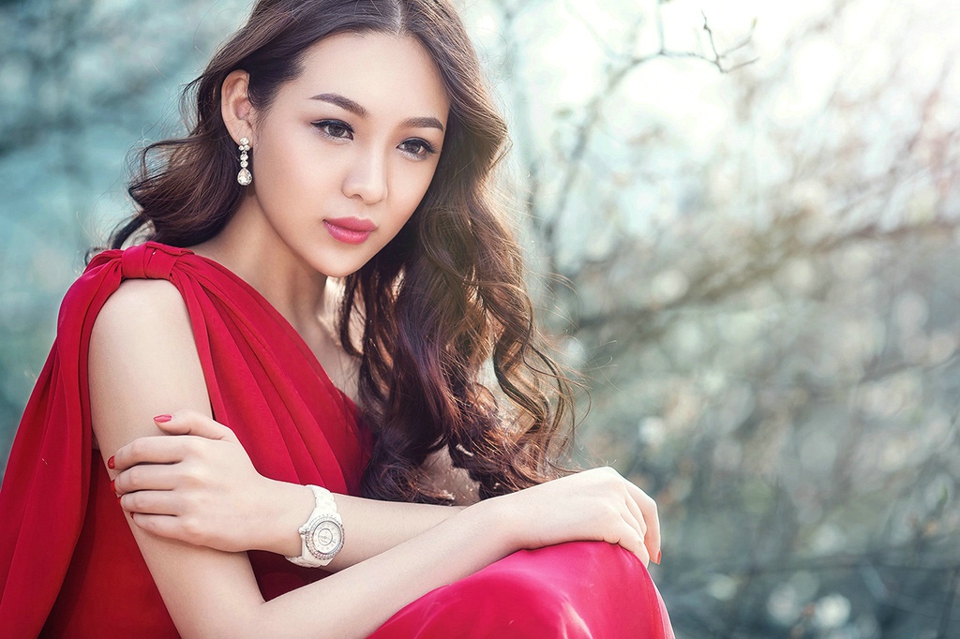 红衣长发美女野外性感写真集