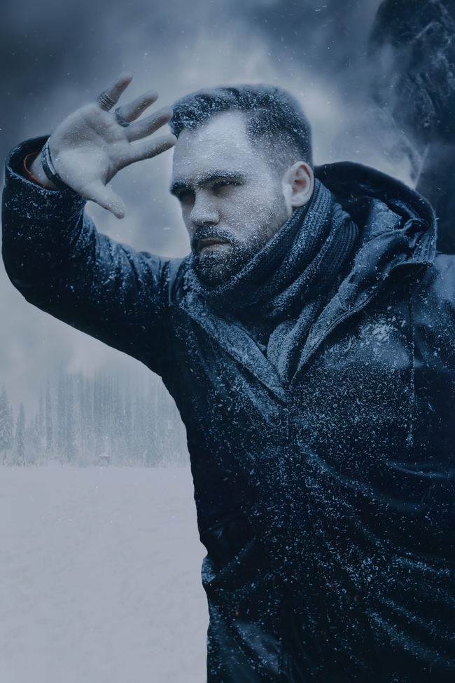 冬季大雪纷飞帅哥写真图片