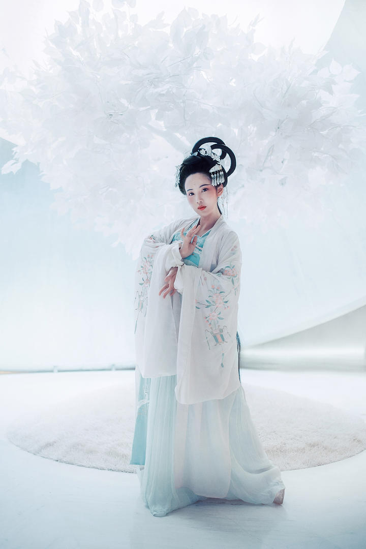白色树下的古装美女图片