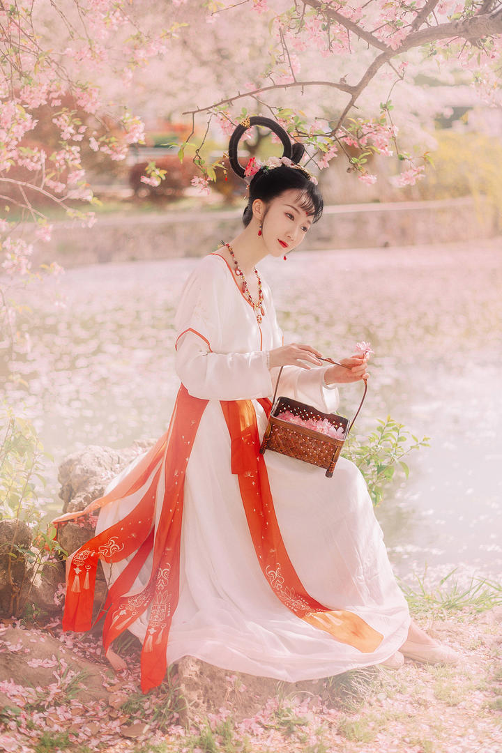 采桃花的古装清纯小美女图片