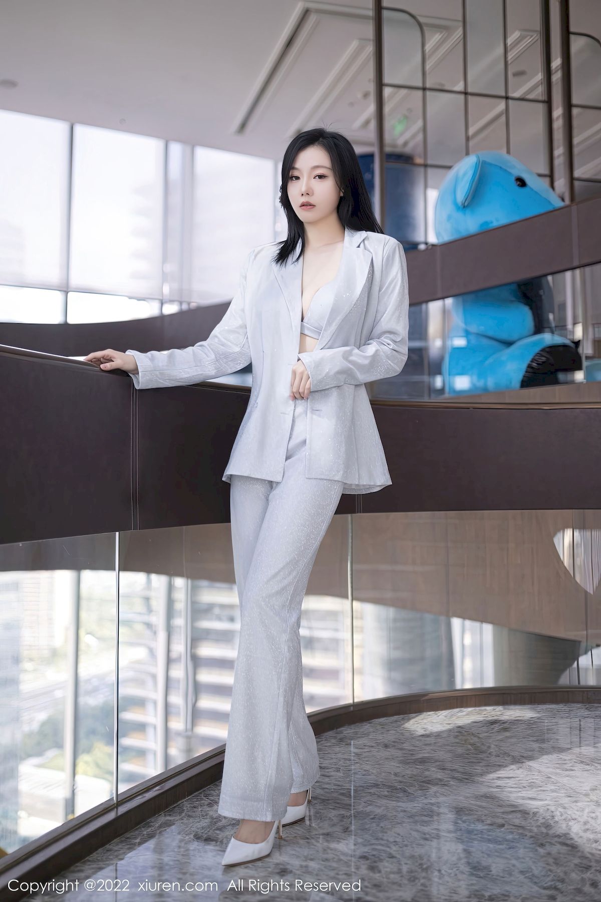 秀人网美女模特安然anran银色闪亮西服套装OL主题北京旅拍