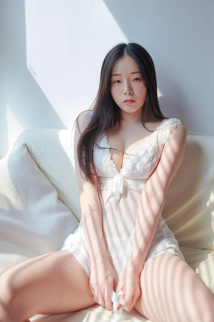 韩国漂亮睡衣美女69久久久久精品9999写真套图