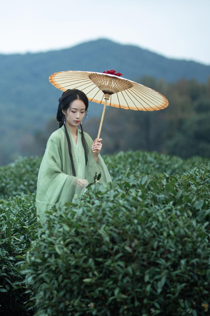 一身青衣的采茶女古风汉服美女艺术照