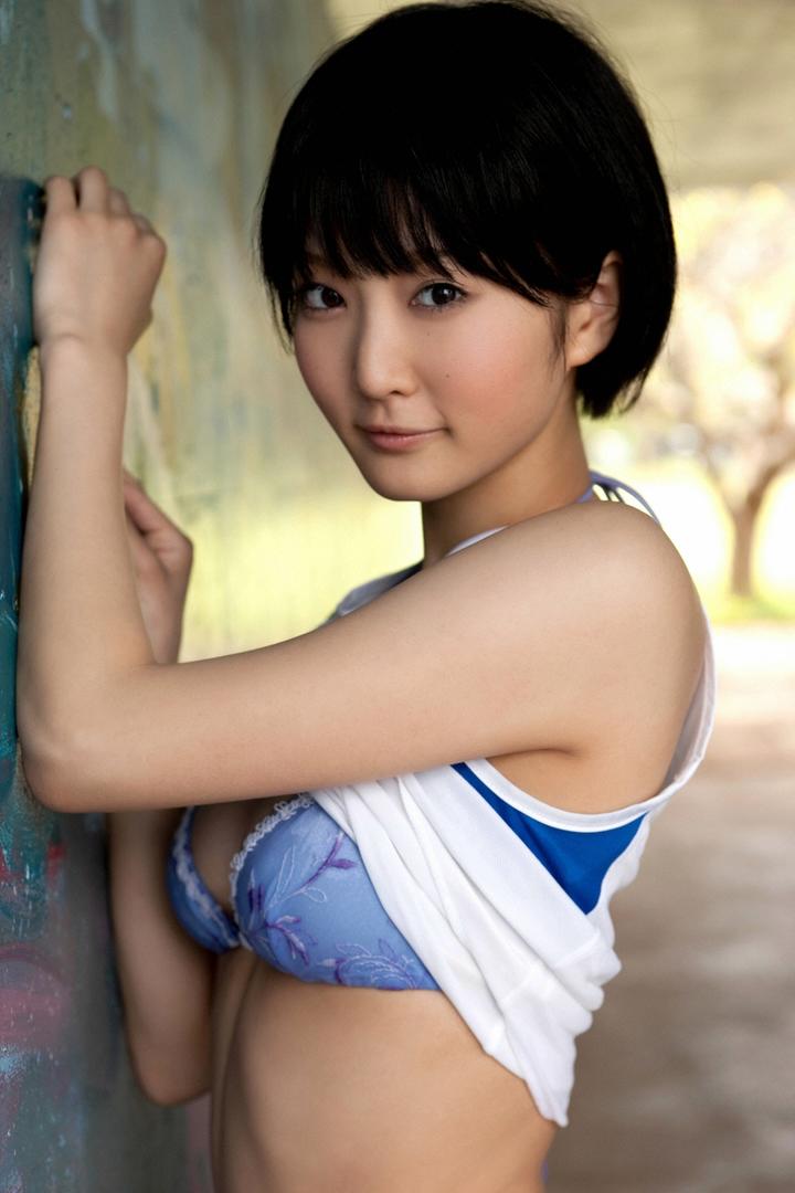 清纯可爱的日本短发大胸美女户外人体摄影写真图片
