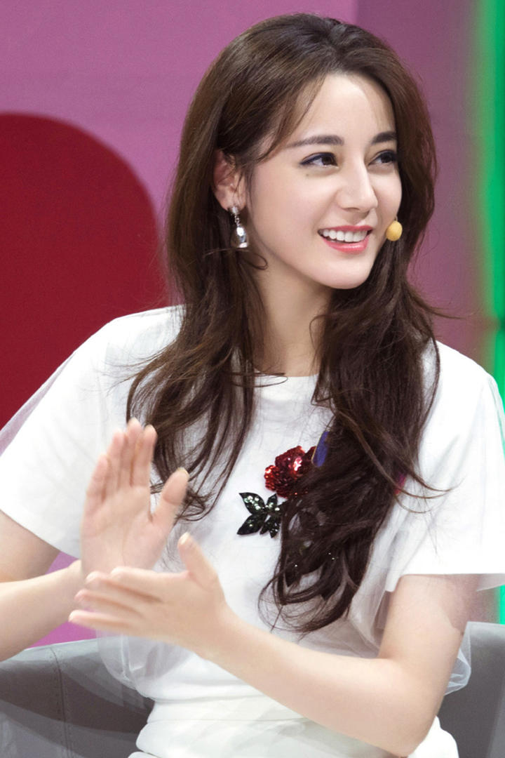 当综艺节目嘉宾的美女明星迪丽热巴图片