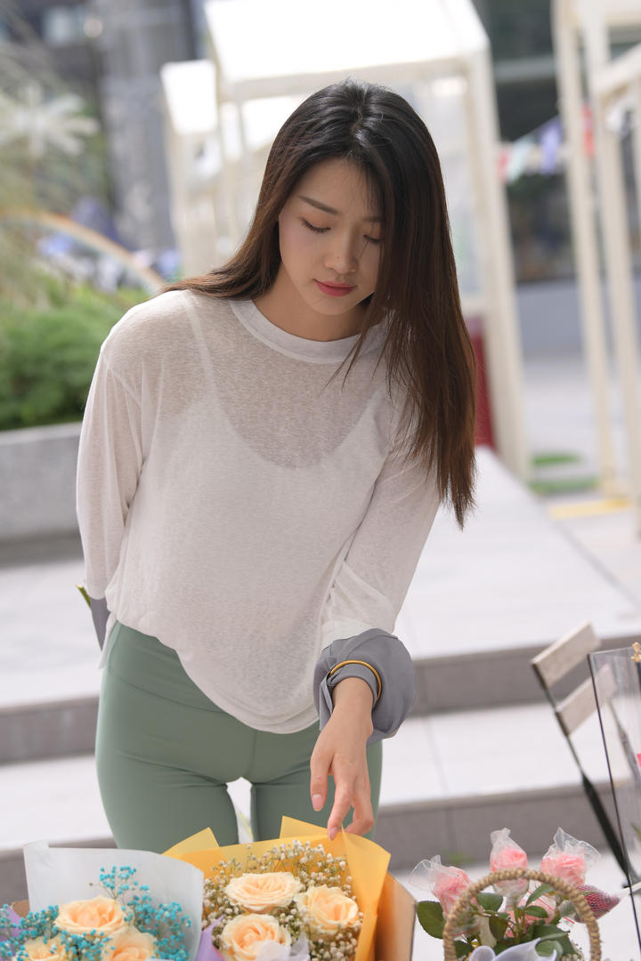 高清美女婷婷街拍紧身裤图片