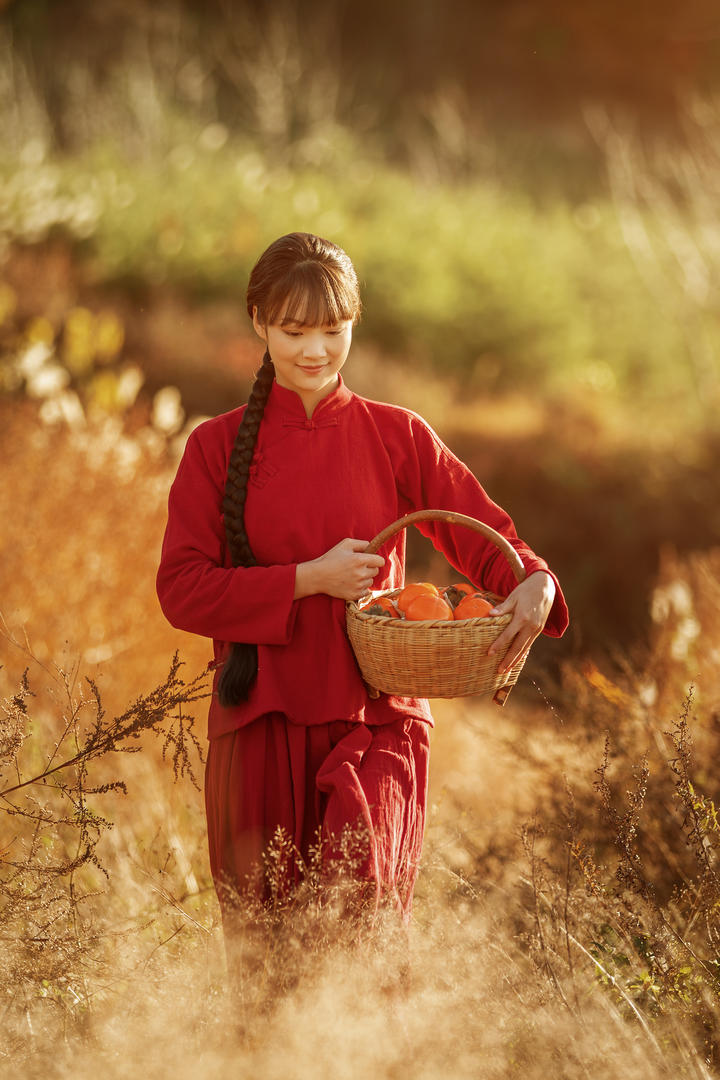 提着一篮子柿子的古装美女刘梦茹艺术写真图片