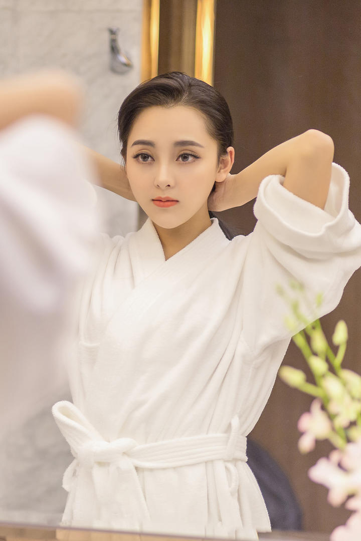 穿浴袍的中国台湾女明星梁晶莹高清图片