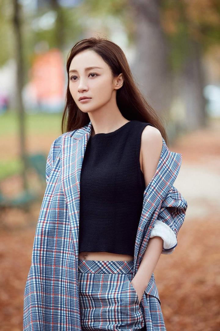 中国美女明星姚笛巴黎街头时尚格子西装写真图片