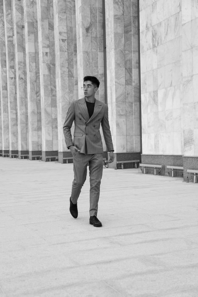 欧美时尚街拍黑白帅哥图片