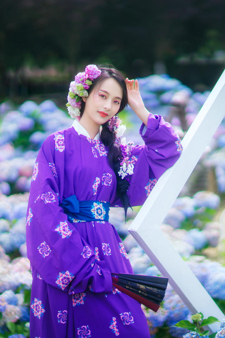 甜美的日本和服美女花园里赏花写真壁纸图片