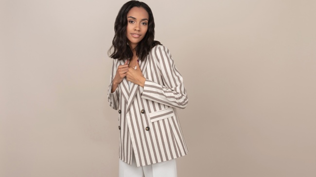 休闲条纹小西装美女图片