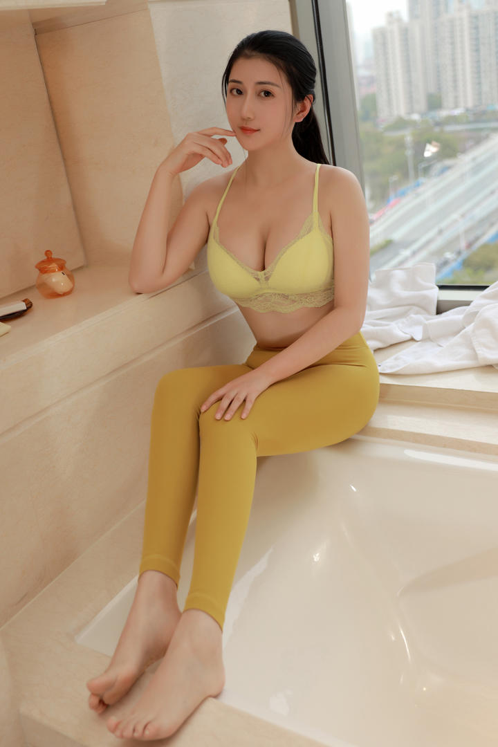 坐在浴缸上的性感长腿紧身裤美女小野猫大胆写真图片