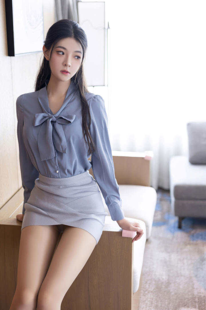 办公室OL制服短裙写真 透光肉丝长腿+蜜桃臀神级身材