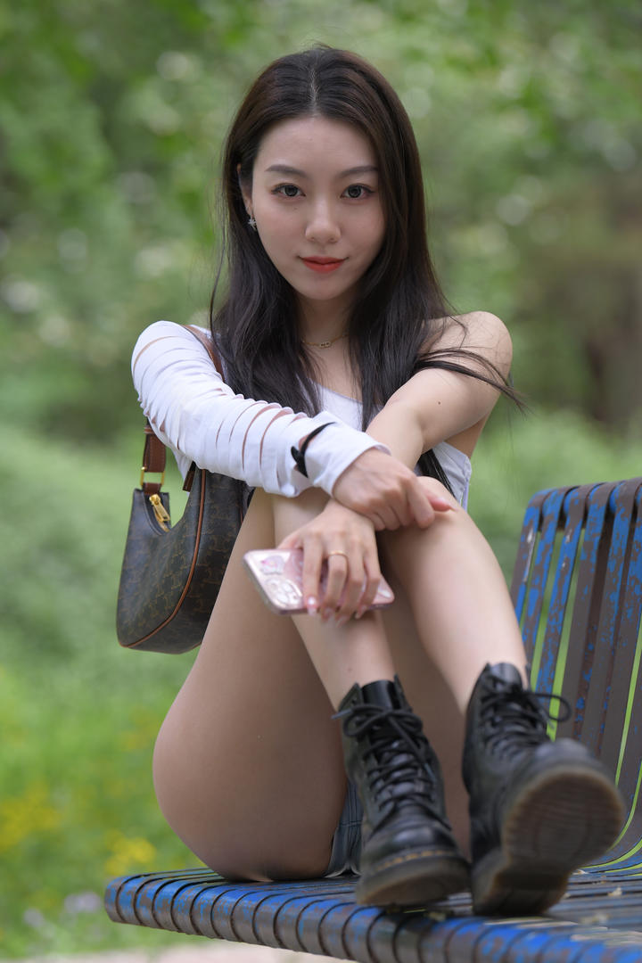 坐在长椅上的性感大长腿美女模特街拍图片大全