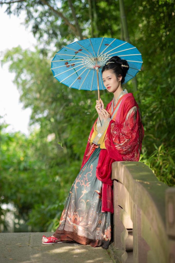 坐在桥上的唯美古装美女艺术写真图片