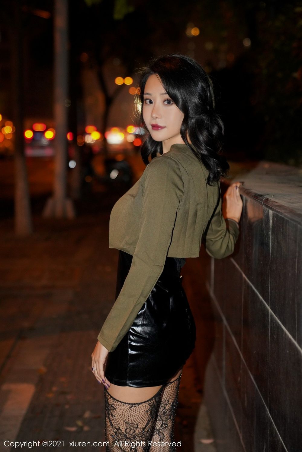 秀人网美女模特蓝夏Akasha性感皮裙与黑丝美腿魅惑北京旅拍