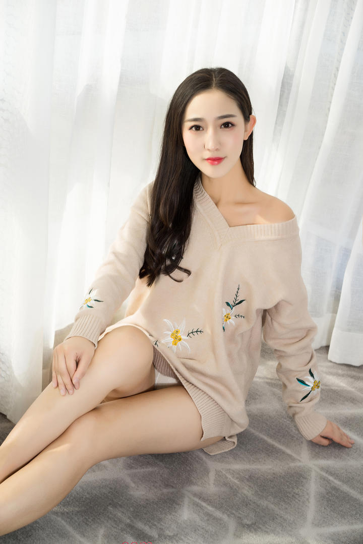 好看的美女坐在地板上美女写真图片