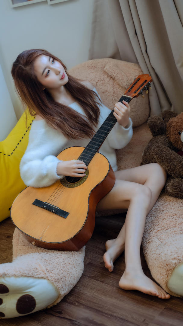 178图库弹吉他的清纯美女图片