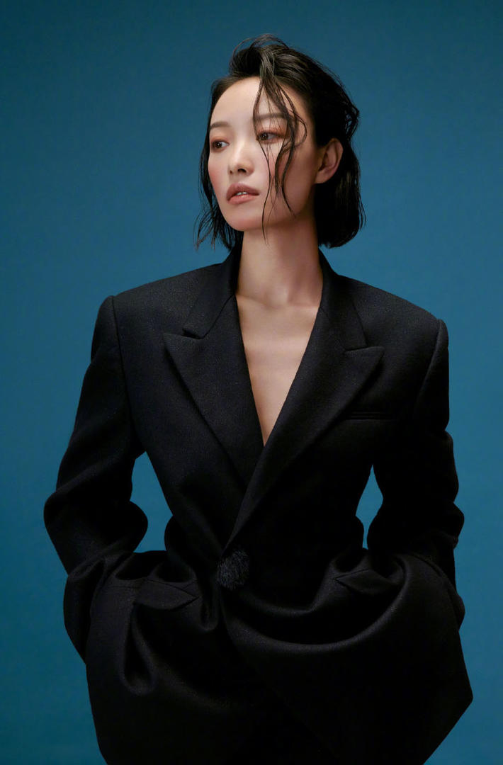 倪妮短发西装照写真图片