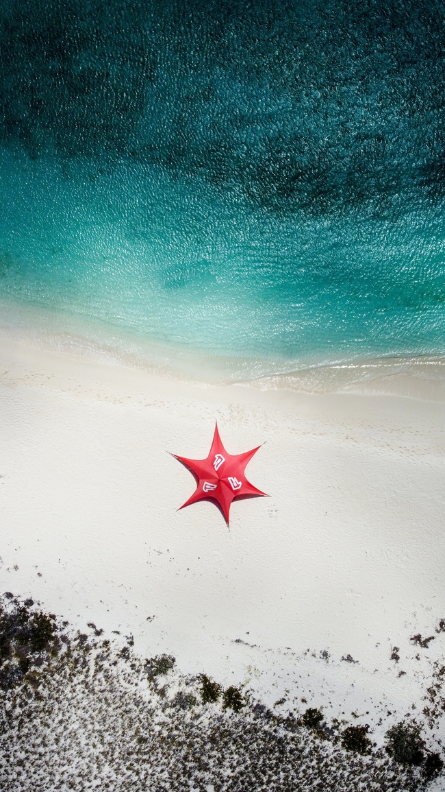 夏天蓝色海边沙滩风景图片