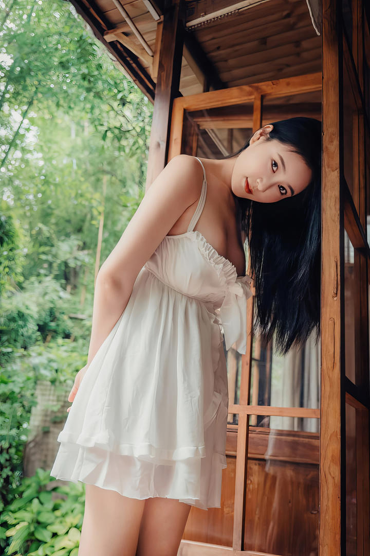 国产精品白色吊带小短裙美女夏日清凉写真图片