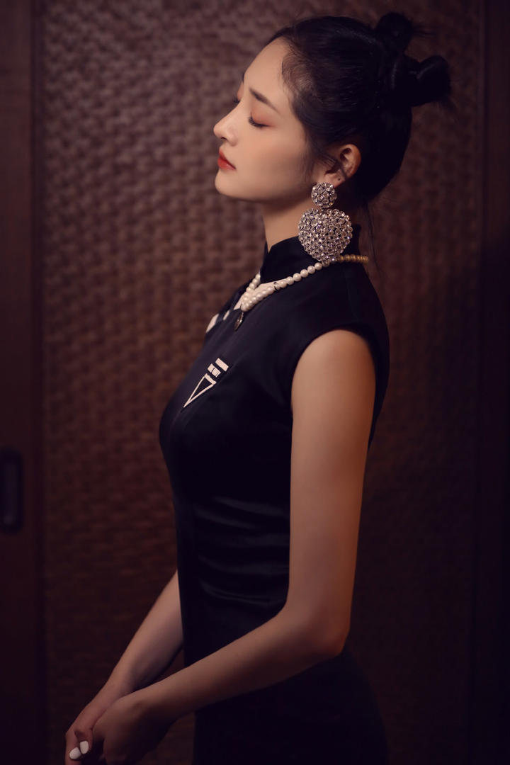 国内美女明星周洁琼黑色国潮气质旗袍美女写真图片