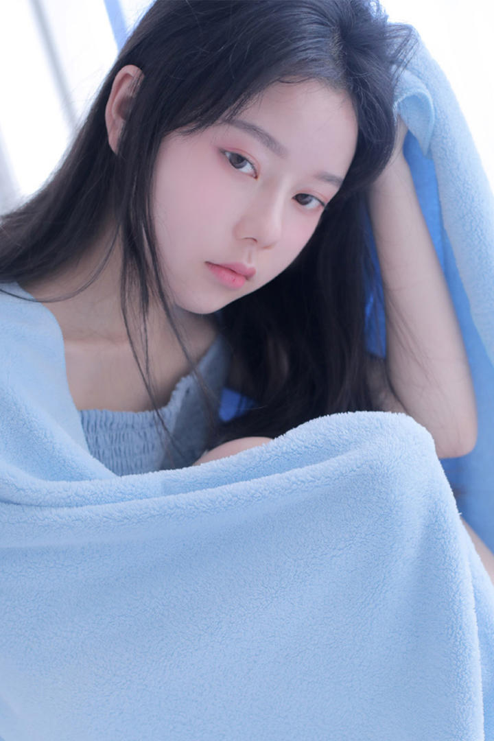 盖着被子的极品清纯美女写真