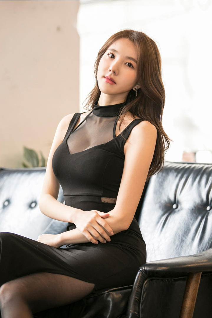 坐在沙发上的韩国美女金孝轩写真图片