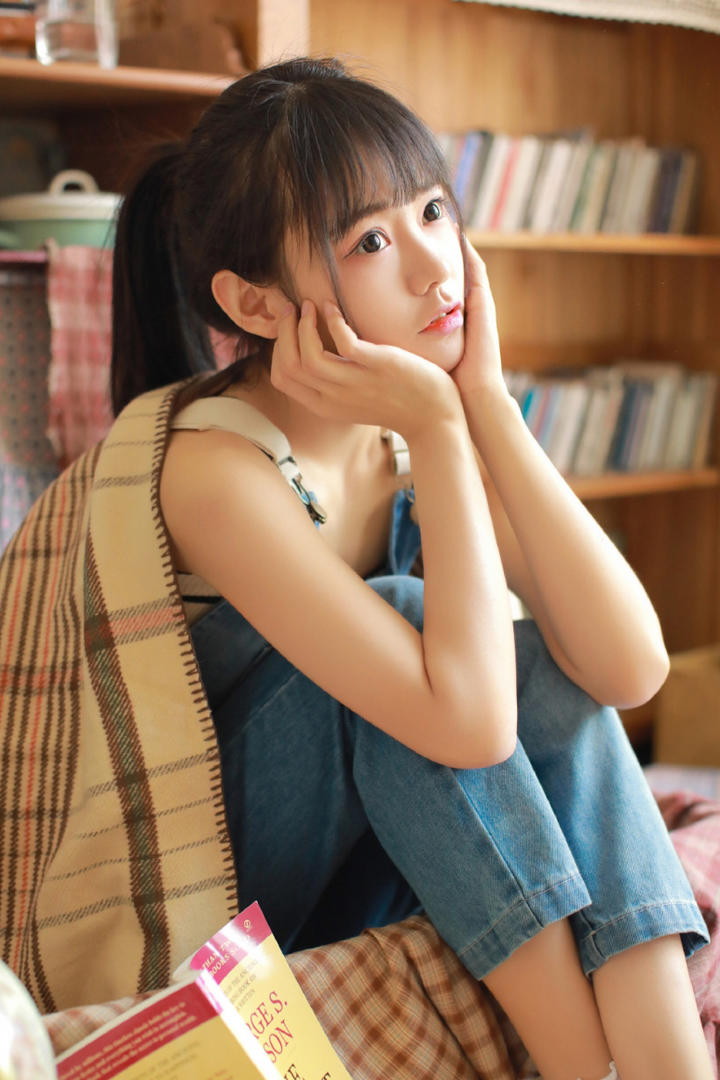扎着马尾的清纯美女校花生活照