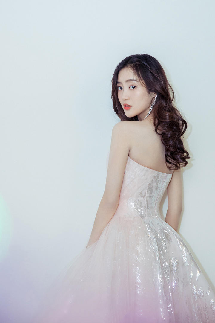 穿着公主裙的美女明星王梓薇背影写真图片