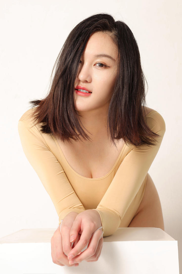 成熟韵味的瑜伽美女教练个人艺术写真图片