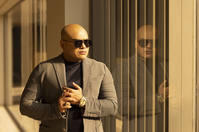 戴墨镜的光头男人图片