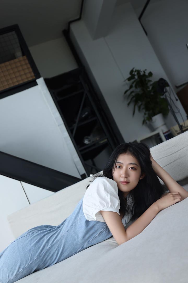 趴在床上的牛仔裙素颜美女帆帆居家生活照