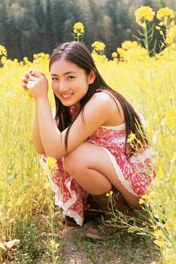 蹲在油菜花田里的日本清纯女生高清美照