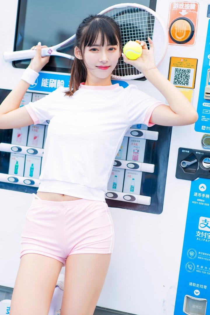 穿粉色热裤的青春阳光少女高清壁纸图片