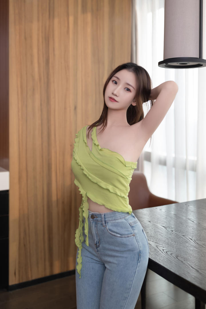 穿牛仔裤的性感白皙美女模特性感美女写真图片