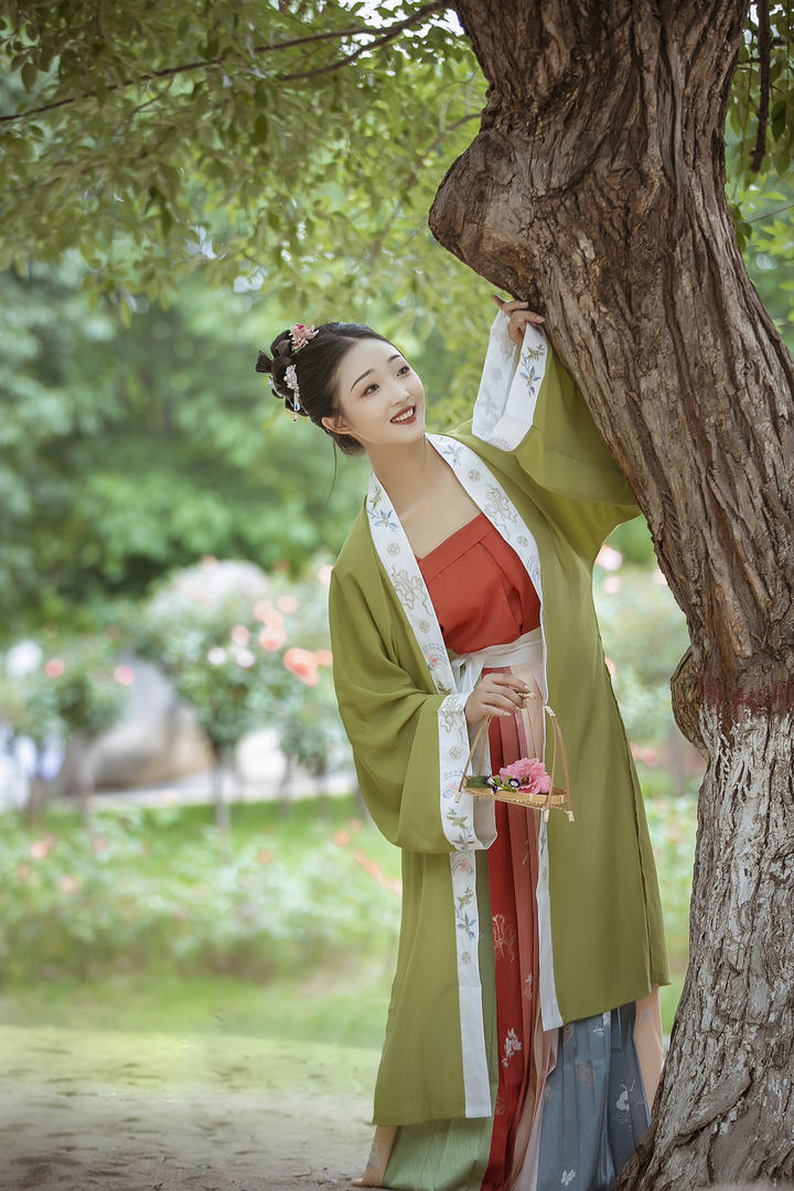 倚靠在树上的唯美古装美女人像艺术写真图片