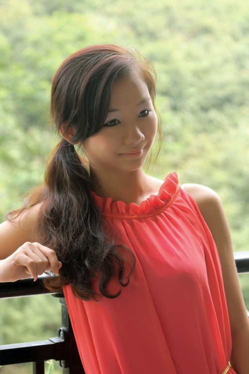 清纯可爱的红衣少女户外写真