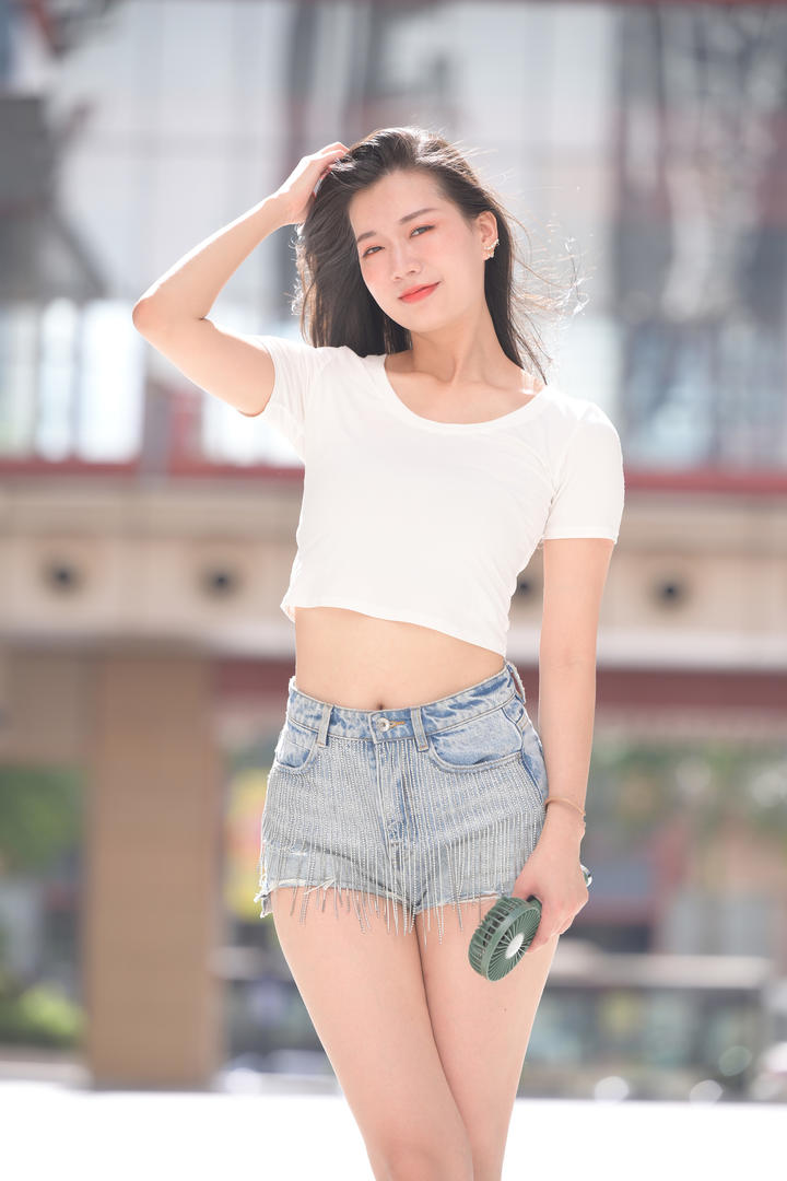 青春靓丽的极品韩国美女模特街拍写真图片大全