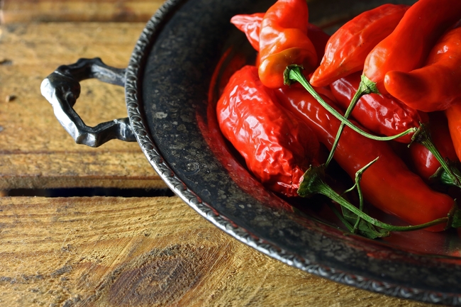 放在盘子里的干瘪红辣椒图片