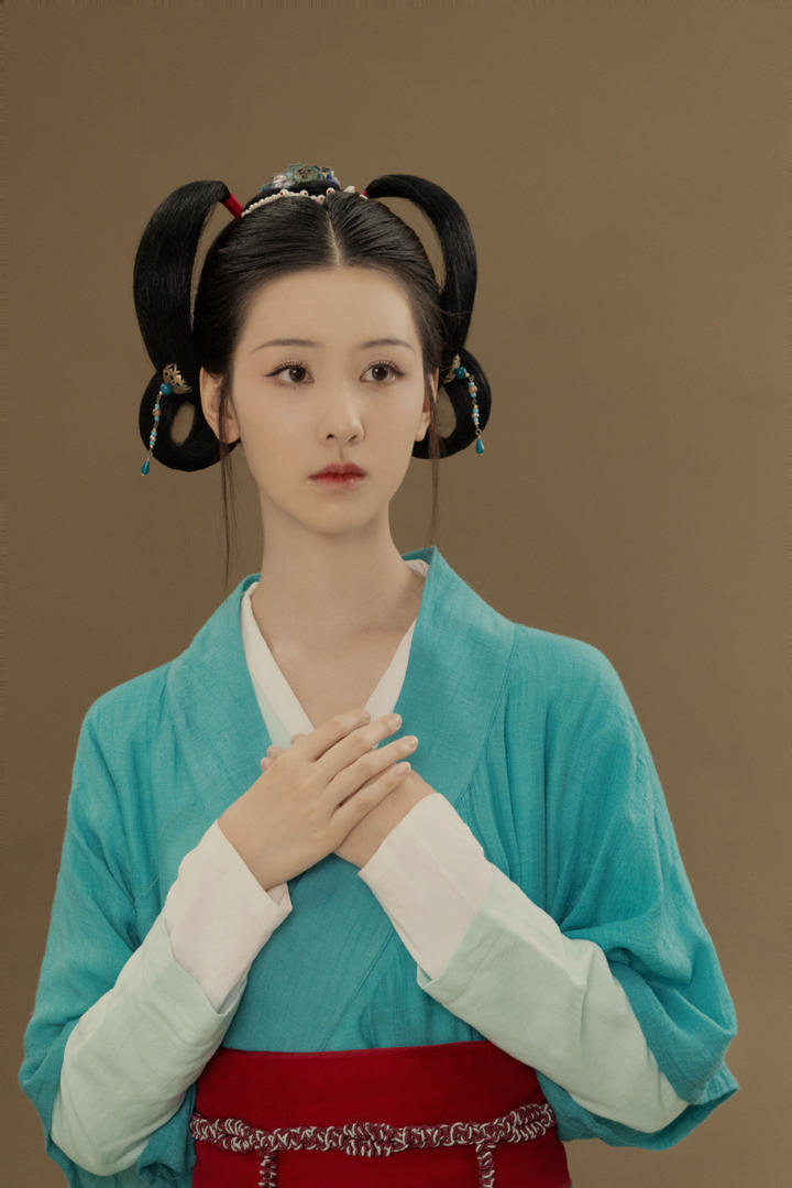 穿着古装的清纯美女校花陈都灵写真图片