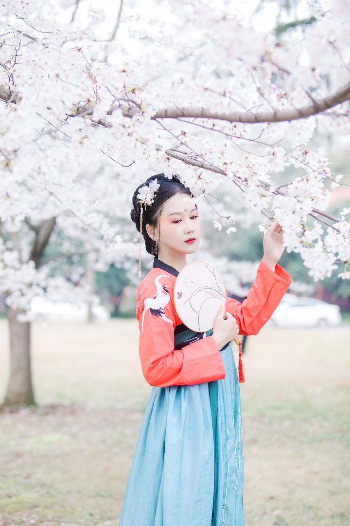 桃花树下的唯美古装美女艺术写真图片