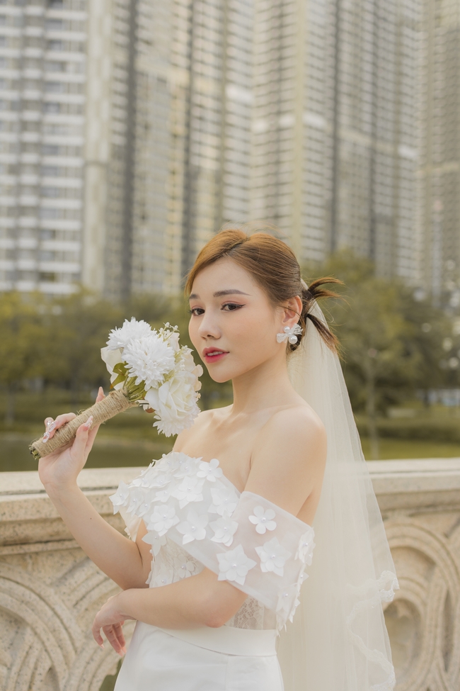 亚洲户外性感一字肩婚纱美女写真图片