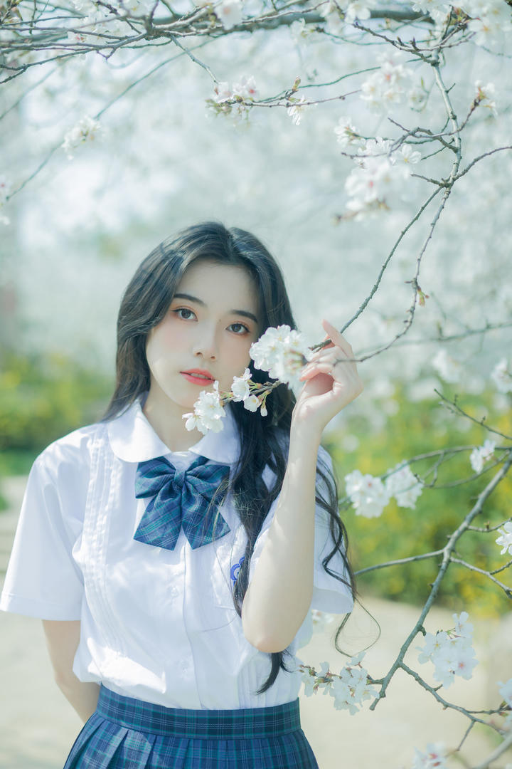 中国可爱清纯女高中生户外踏青写真壁纸图片