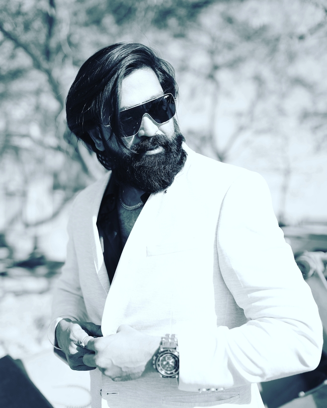 黑白艺术风格戴墨镜帅哥图片