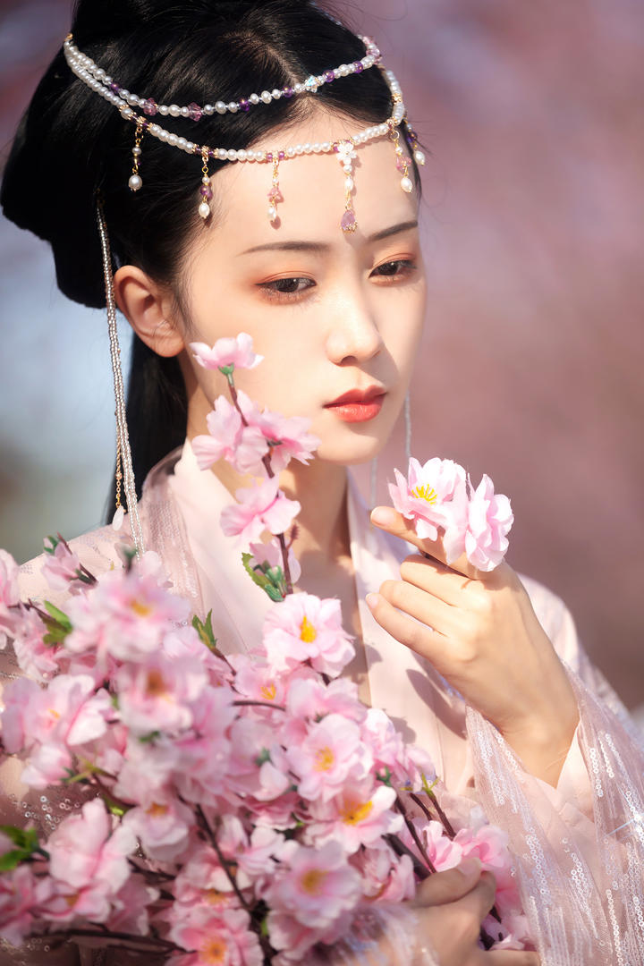 手捧樱花极品美女古装摄影套图高清下载